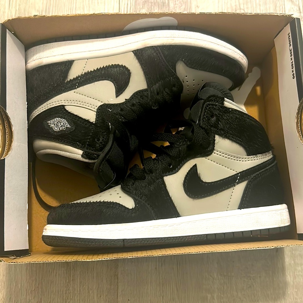 Jordan 1’s Retro High Ogs! The shoes have fur on them! Very cool 😎
